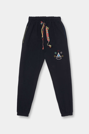 Jogging Mihai Noir à plat de face, cordons tressés multicolores, écusson pyramide brodé sur la cuisse, bas côtelés