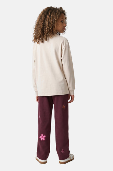 T-shirt Tigrou Écru à manches longues, vu de dos sur enfant, porté avec un jogging bordeaux à fleurs roses