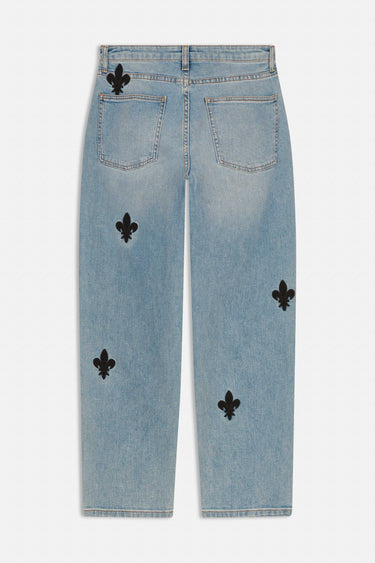 Pantalon Beleo Bleu Jean à plat, vu de dos, deux poches arrière et fleurs de lys noires brodées sur denim clair