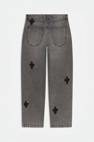 Pantalon Beleo Gris à plat, vu de dos, poches arrière et fleurs de lys noires brodées sur denim gris