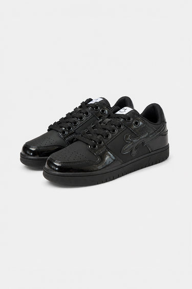 Paire de baskets District V7 Vernis Noir vue de trois quarts, tout noir, cuir verni, lacets noirs et languette étiquetée
