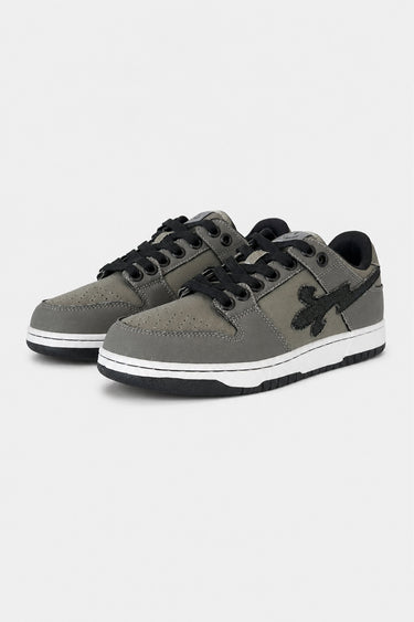 Paire de baskets District V7 Kaki vue de trois quarts, daim gris vert, éclair noir et semelle blanche à liseré noir