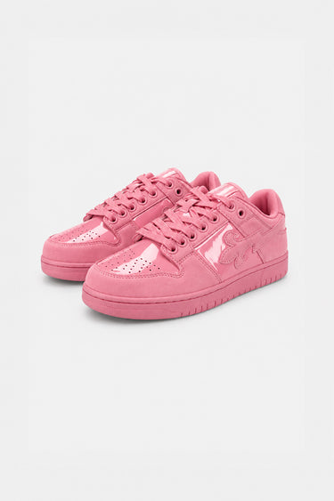 Paire de baskets District V7 Suede Rose vue de trois quarts, daim rose, empiècements vernis et lacets roses