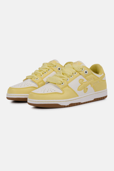 Paire de baskets basses District V5 Jaune vue en trois quarts, cuir jaune pâle et blanc, fleur de lys sur le côté