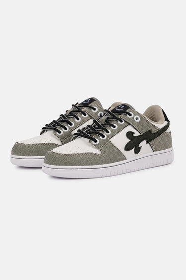 Paire de baskets basses District V5 Gris vue en trois quarts, toile grise, fleur de lys noire et semelle blanche