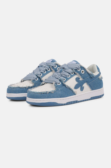 Paire de baskets basses District V5 Bleu vue en trois quarts, denim effiloché et gros lacets bleus à chevrons