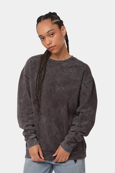 Sweat col rond Farren Gris Délavé porté par une femme, coupe ample, effet délavé, jean bleu clair