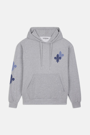 Sweat à capuche Fayot Gris Chiné à plat, vue de face, fleurs de lys bleues sur la poitrine et la manche, poche kangourou