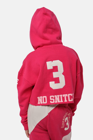 Sweat à capuche court Flola Rose porté de dos par une fillette, numéro 3 blanc et inscription No Snitch