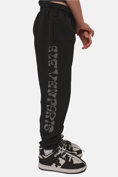 Jogging Frantz Noir porté de profil par un enfant, inscription ELEVENPARIS en strass sur la jambe