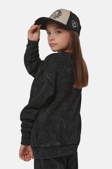 Sweat col rond Furious Noir Délavé porté par une enfant de profil, casquette trucker, manches longues