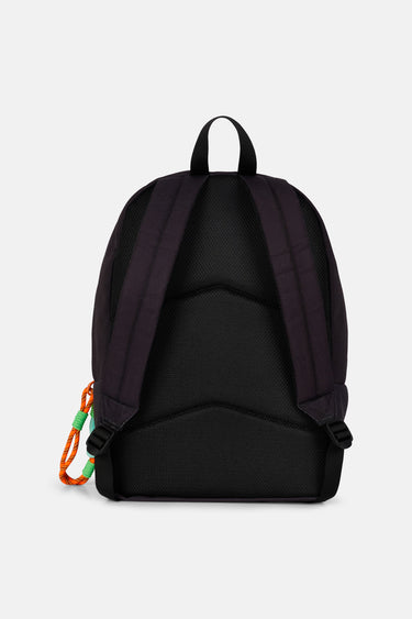 Sac à dos Job Noir vu de dos, bretelles et dos matelassé noirs, mousqueton orange et vert sur le côté