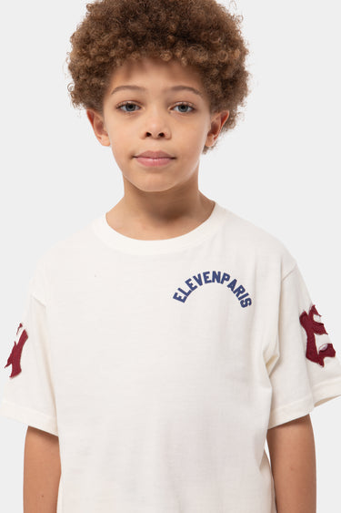 T-shirt Jacaria Écru porté par un garçon, gros plan buste avec inscription Elevenparis bleue en arc et lettres bordeaux