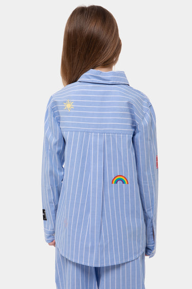 Chemise rayée Jacinthe Bleu vue de dos sur une fille, soleil et arc-en-ciel brodés
