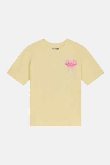 T-shirt Jais Jaune à plat de face, petit cœur rose Eleven Paris sur la poitrine côté gauche