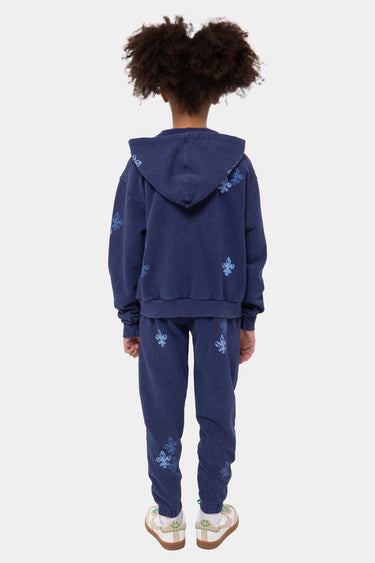 Sweat à capuche enfant Jamelia Bleu Marine vu de dos sur une fille, capuche et fleurs de lys bleu clair, jogging assorti