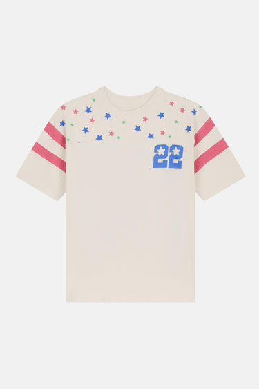 T-shirt James Écru à plat de face, petit 22 bleu, étoiles colorées sur les épaules et bandes roses sur les manches