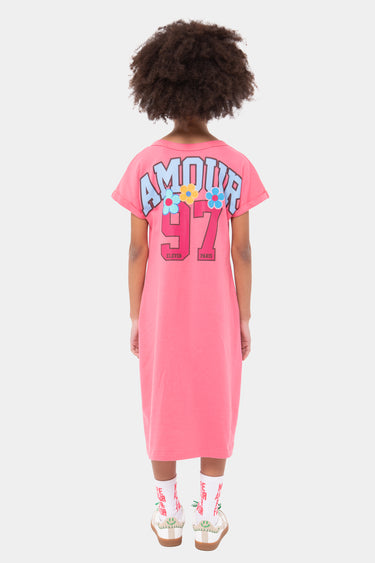 Robe enfant Jamour Rose vue de dos, inscription Amour bleue, numéro 97 bordeaux et petites fleurs colorées
