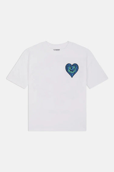 T-shirt Janiel Blanc à plat de face, petit cœur zébré bleu au visage souriant vert sur la poitrine