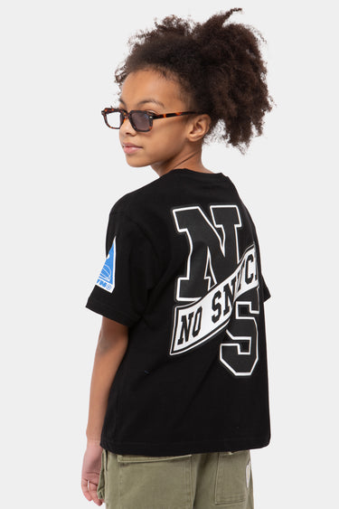 T-shirt enfant Japon Noir vu de dos sur un enfant avec lunettes, inscription No Snitch sur bandeau et lettres NS
