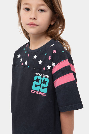 T-shirt enfant Juline Noir Délavé en gros plan sur une fille, 22 turquoise, étoiles blanches et bandes roses