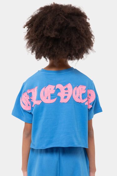 T-shirt Jasnova Bleu court porté par un enfant, vue de dos, lettres roses gothiques Eleven sur les épaules, gros plan
