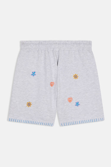 Short Jelissa Gris Chiné à plat, vue de dos, fleurs et coeurs brodés orange, jaune et bleu, ourlet surpiqué bleu