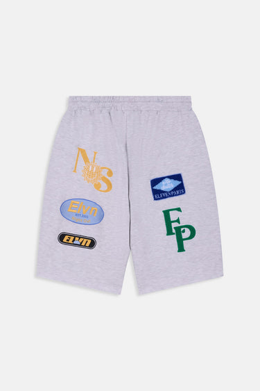 Short Jiffy Gris Chiné à plat, vue de dos avec écussons brodés Elvn, initiales NS jaunes et EP vertes