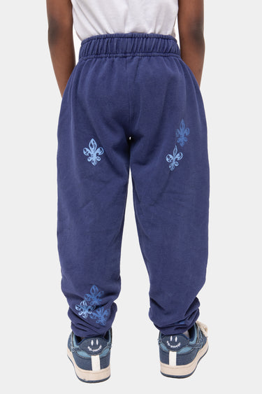 Jogging Joachim Bleu Marine délavé porté par un enfant, vue de dos, fleurs de lys bleu clair sur les jambes