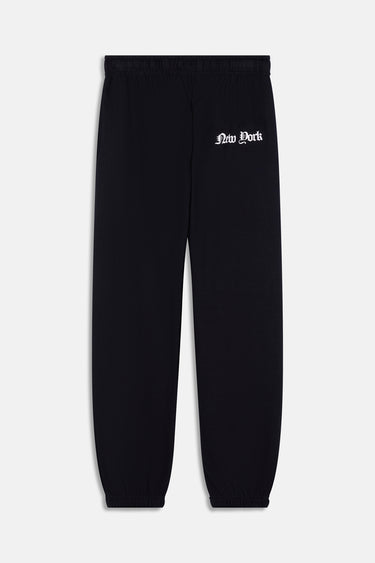 Jogging Joelle Noir à plat, vue de face, inscription blanche New York en lettres gothiques sur la cuisse