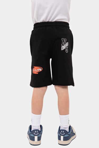 Short Jonah Noir en gros plan de dos, ourlet brut, écusson rouge Elvn et lettres NS blanches sur la jambe