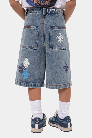 Short Jordan Bleu en jean délavé porté de dos, deux poches plaquées, ceinture Elevenparis et fleurs de lys brodées