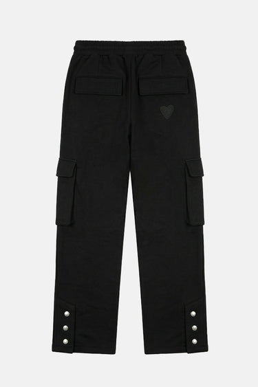 Pantalon cargo Juede Noir vu de dos à plat, petit cœur sur la poche, boutons pression au bas des jambes