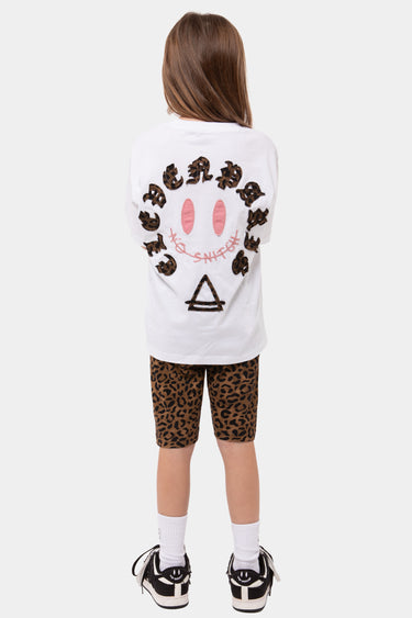 Short Juliette Léopard porté de dos par un enfant avec t-shirt blanc à smiley, chaussettes blanches et baskets noires