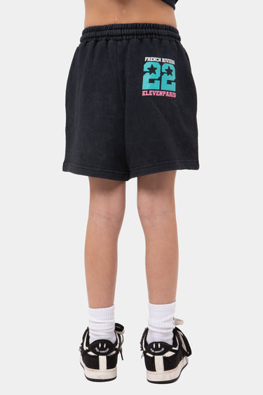 Short Jarine Noir Délavé porté de dos, numéro 22 turquoise French Riviera Elevenparis sur la poche, baskets noires