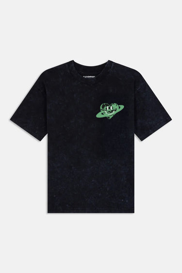 T-shirt June Noir Délavé vu de face à plat, petit cœur planète vert sur la poitrine, effet délavé, fond blanc