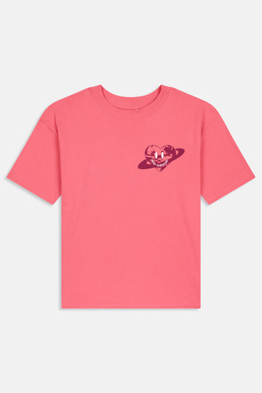 T-shirt June Rose vu de face à plat, petit cœur planète bordeaux brodé sur la poitrine, fond blanc