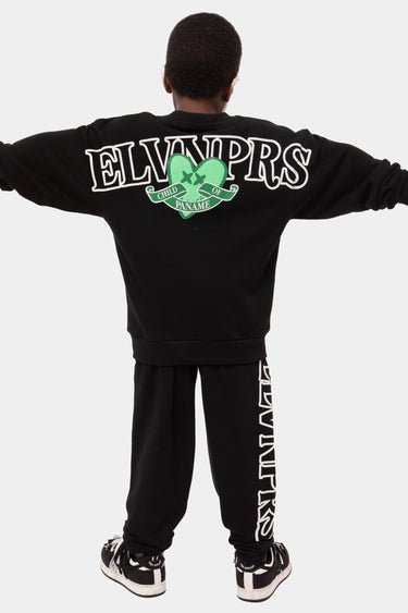 Sweat col rond Jupiter Noir porté de dos par un enfant, lettrage ELVNPRS blanc et cœur vert sur le dos, jogging assorti