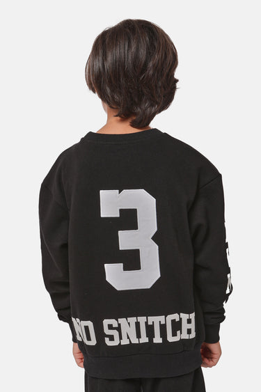 Sweat col rond Faro Noir porté de dos par un garçon, grand numéro 3 gris clair et inscription No Snitch en bas