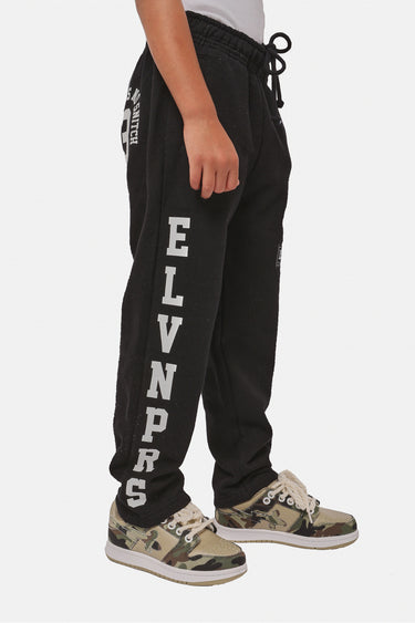 Jogging Fiston Noir porté par un enfant, vue de profil avec inscription ELVNPRS en lettres blanches sur la jambe