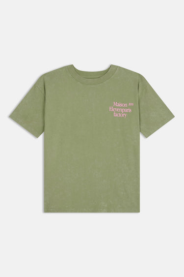 T-shirt Lys Kaki délavé à plat, vue de face avec inscription rose Maison Elevenparis factory sur la poitrine