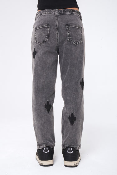 Jean Neleo Gris délavé vu de dos, poches arrière et patchs fleur de lys noirs, baskets noires à smiley