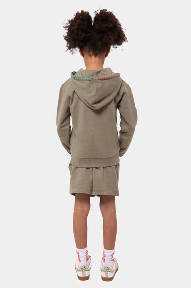 Short Puntacana Kaki porté par un enfant de dos avec le sweat à capuche kaki assorti, chaussettes blanches
