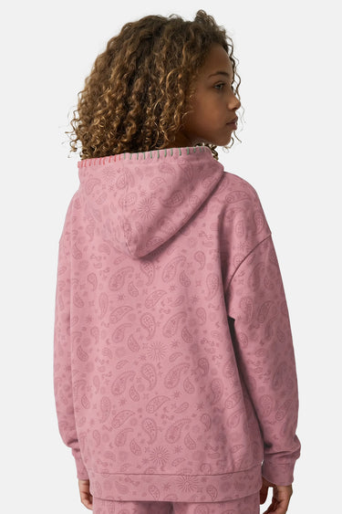 Sweat à capuche Neliot Rose Bandana vu de dos, porté par une fille aux cheveux bouclés, imprimé cachemire rose