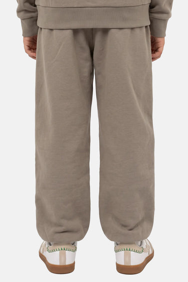 Jogging Nika Kaki vu de dos, porté par un enfant avec sweat kaki assorti et baskets blanches