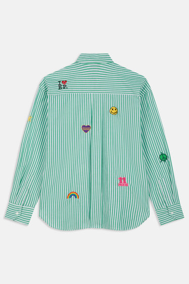 Chemise Penelope Vert à rayures blanches, vue de dos à plat, broderies smiley, arc-en-ciel et coeur, mention I love BP