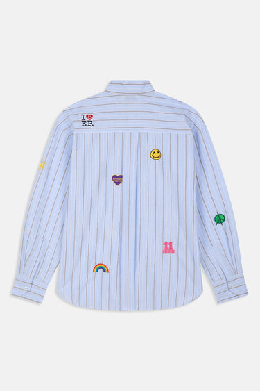 Chemise Penelope Bleu à fines rayures, vue de dos à plat, broderies smiley, arc-en-ciel et coeur, mention I love BP