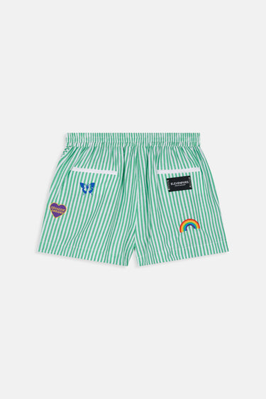 Short Jazeon Vert à rayures blanches à plat, vue de dos, poches arrière, broderies arc-en-ciel et papillon, étiquette noire