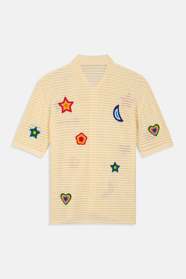 Polo en maille Joly Écru ajourée à plat, vue de dos, broderies colorées d'étoiles, de lune et de coeurs