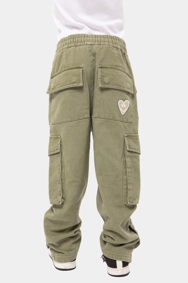 Pantalon cargo Pafran Kaki vu de dos, poches plaquées à rabat, écusson coeur écru et taille élastiquée